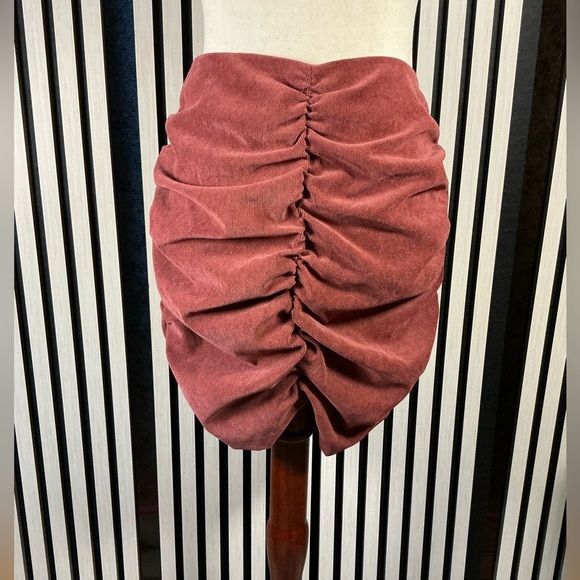 Zara Burgundy Ruched Mini Skirt Sz Lg - Picture 1 of 3